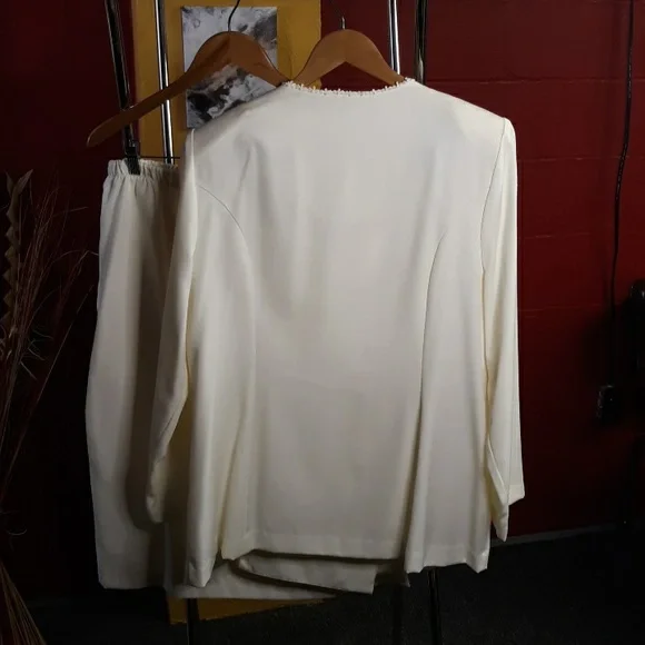 Halmode Plus Cream Suit - Picture 3 of 7